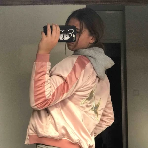  - En jacka från SOAKED i bra skick! Perfekt för vårens färger!💞