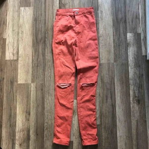 - Stretch jeans men hög midja från Gina tricot anv men hela å bra skick. ”Hål” på knäna som var vid köp på affär. Köparen bet porto