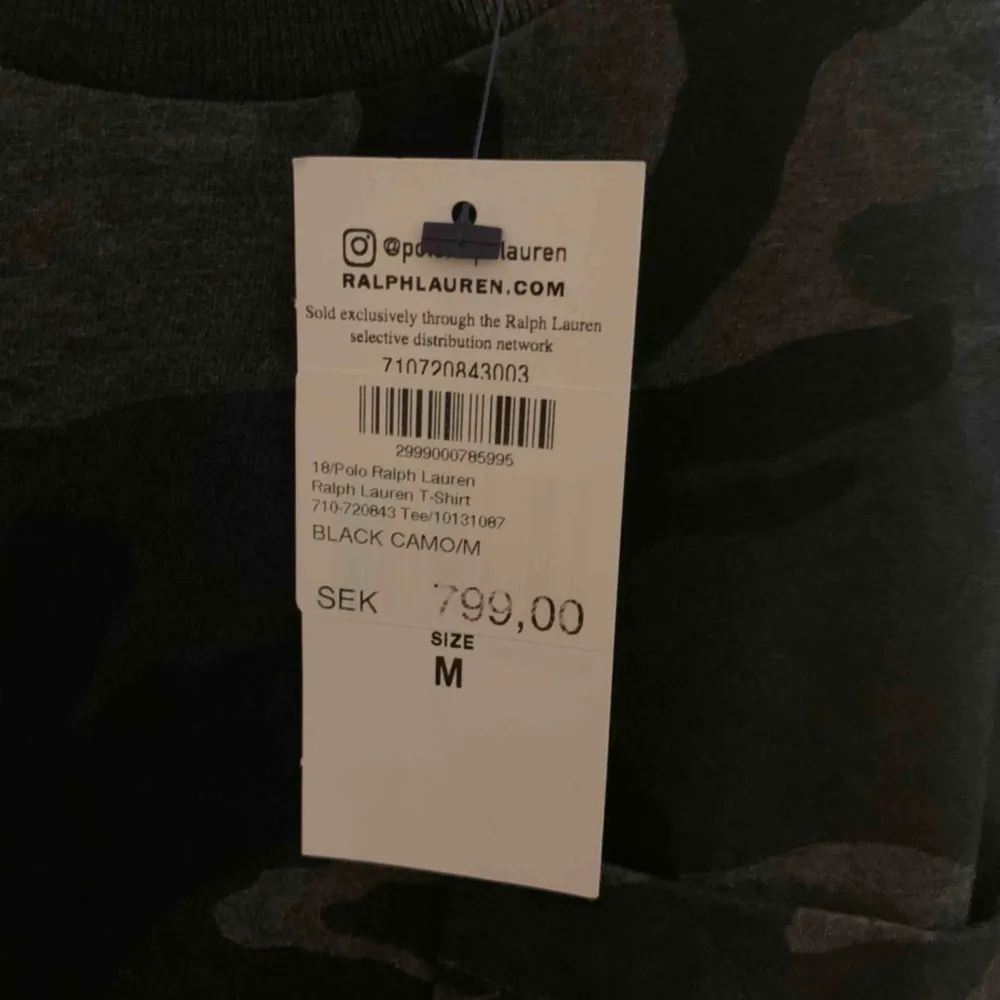 Polo Ralph Lauren t-shirt i storlek M. Inte alls använd, prislappen är kvar. Säljer den då jag tappat bort kvittot.. T-shirts.