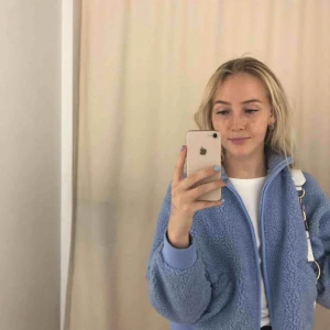  - världens sötaste blåa sherpajacka från monki, den är lite ljusare i verkligheten :) endast använd typ 2 ggr så den är i nyskick 💖💖 jag brukar ha storlek S men denna passar nog XS-M beroende på hur man vill att den ska sitta 😁😁 nypris 400kr 