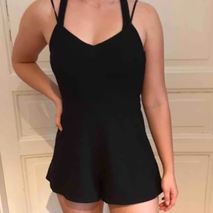  - Super fin jumpsuit men tyvärr för liten. Den är lite öppen i ryggen med korsande band
