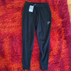  - GYMSHARK - CRITICAL JOGGERS STRL S -   Helt nya, väldigt komfortabla. Obs! Herrstorlek  Ref: Jag är 173cm  FRAKT INKLUDERAD I PRIS 