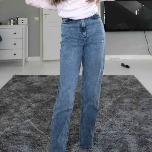  - Säljer nu dessa mom jeans från H&M, jag är 170 cm lång och dem är perfekta för mig man kan även vika upp jeansen så dom blir även kortare då🤩 säljer jeansen pga att jag har exakt ett likadant par hemma. 