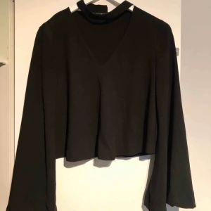  - Blus från Zara med vida ärmar och ”inbyggd choker”. Använd endast en gång, köpt för ca 400kr. Möts i Uppsala. 