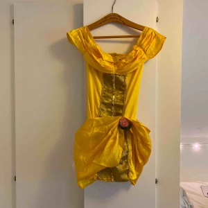  - Endast använd 1 gång. ”Maskeradklänning”, prinsessan Belle. Det är endast klänningen som ingår. Sitter förvånansvärt snyggt på! Köpt för 600kr. Perfekt till studentskivor etc. 