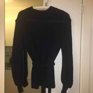  - Marinblå tröja från Indiska med knyte i midja (är avtagbart). Jag upplever den något större i storlek, jag är i vanliga fall M/L. 60% Viskos och 40% bomull.  Kan mötas upp alt. skicka.