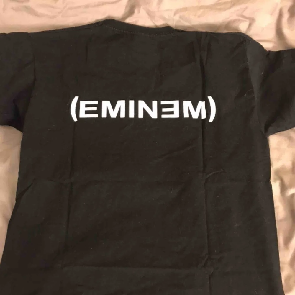 en fett cool och snygg eminem tröja, bara använd ett par gånger. köparen står för frakten!💋. T-shirts.