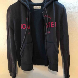  - Ganska liten i storleken, så den passar både XS och S. Mycket bekvämt och mjukt material.