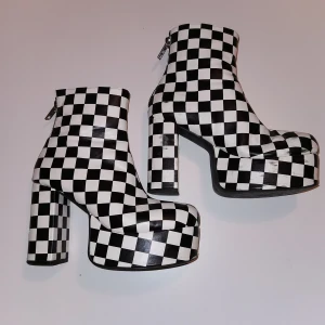 Snygga klackar i schackmönster - Endast använda 2 gånger. Lite slitna på insidan av klacken men inget som märks av. Ett par av mina favorit skor så ingen idé att pruta då behåller jag dom hellre😇 frakt tillkommer 