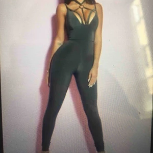  - Helt ny & oanvänd. Prislapp kvar.  Säljer exakt denna jumpsuit i både färgen svart & militärgrön. Storlek M. Vid önskemål skickar jag gärna bilder. 