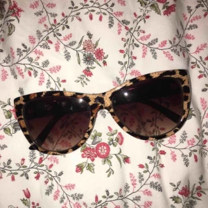  - Solglasögon som aldrig är använda •Köparen står för frakt!