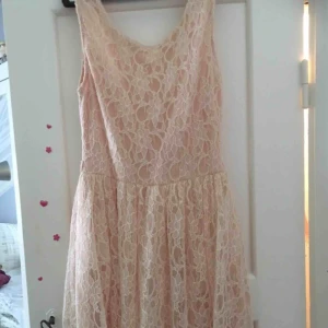  - En aldrig använd klänning i storlek SMALL. Passar även XS. Köparen står för frakt!