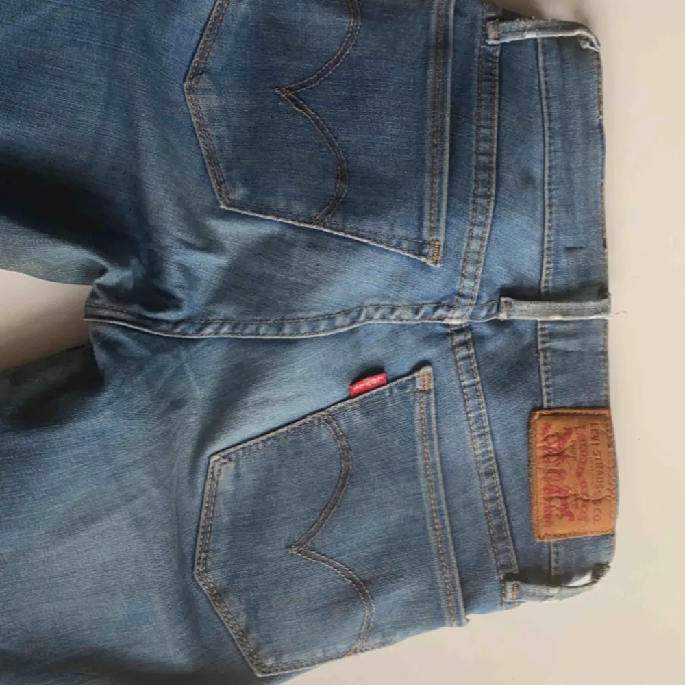 Säljer dessa Levis 710 super skinny jeansen. Säljer pga använder för lite i dagsläget.  Passar mig som är en xs/liten s 150kr ink frakt. 🧡. Jeans & Byxor.