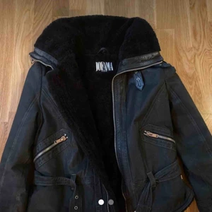  - Äkta Jofama By Kenza jacka nypris ca 2700kr Jackan är i bra skick, fodrad med teddy som gör den perfekt till vintern och våren Passar M och L