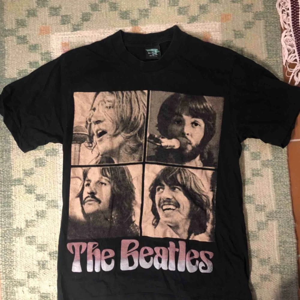 The Beatles tröja! Knappt använd. Köpt på en thriftshop i Oslo:). T-shirts.