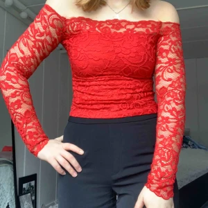  - Jättefin top i spets från H&M. Fin till fest. Använd ca 3 gånger och i fint skick, är tyvärr för liten för mig. Åt det mindre håller i storleken. Nypris ca 250 kr. Frakt tillkommer. 