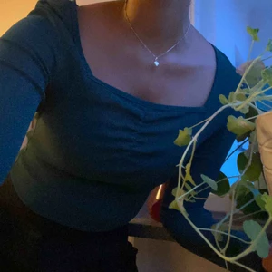  - Skitfin långärmad tröja i typ mesh-material fast inte genomskinlig🌴 stretchig så passar både S och M