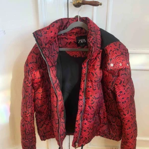  - Zara jacka  Knappt använd  Avtagbar luva 