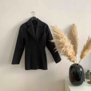  - Superfin kavaj/jacka från other stories, storlek 38. Ordentligt material. Figursydd som ger en fin form, lik Celines kavaj. Perfekt vårjacka