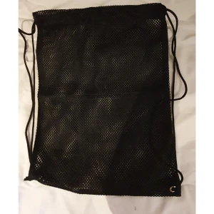 Gymväska mesh - En meshbag med måtten 38x29 cm. Trasig på ena sidan där snöret fäster vid väskan men löste det genom att knyta fast den (se bild 3) 🤗🌼 Nypris:199kr, Mitt pris:30kr
