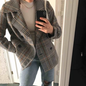  - Säljer denna jättefina kappa från Holly Whyte, aldrig använd då jag redan hade en likadan, nypris:800kr helt nytt skick och skitfin nu till våren, har sj använt min väldigt mkt och passar även M, då den passar mig perfekt som bär M🎀🎀