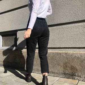  - Snygga svarta jeans i storlek 26 men passar även 27.  Bra skick.  Kund står för frakt. 