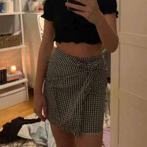  - Superfin kjol!! Säljer då den är för liten för mig. Köper står för frakt 60kr