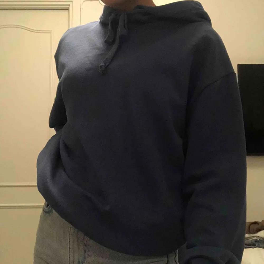 Jättefin mörkblå hoodie från NA-KD. Nästan aldrig använd. Jag är XS men den skulle passa på M också beroende på hur man vill att den ska sitta🥰. Tröjor & Koftor.