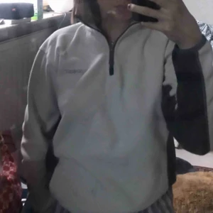 - Snygg fleece från Everest! Mycket fint skick, väldigt varm och klär bra till ett par mörka jeans! Köpare står för frakt 40 kr