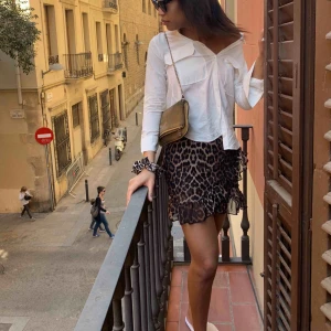  - Säljer en av mina favoritväskor genom tiderna. Väskan är väl använd därav priset. Går säkert att lämna in hos skräddaren för att få material tillfixat. Ordentlig och trendsäker väska! Kommer med dustbag.