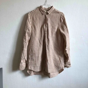  - Whyred skjorta Storlek 36 Aldrig använd Finns i Malmö  Köparen står för frakten 