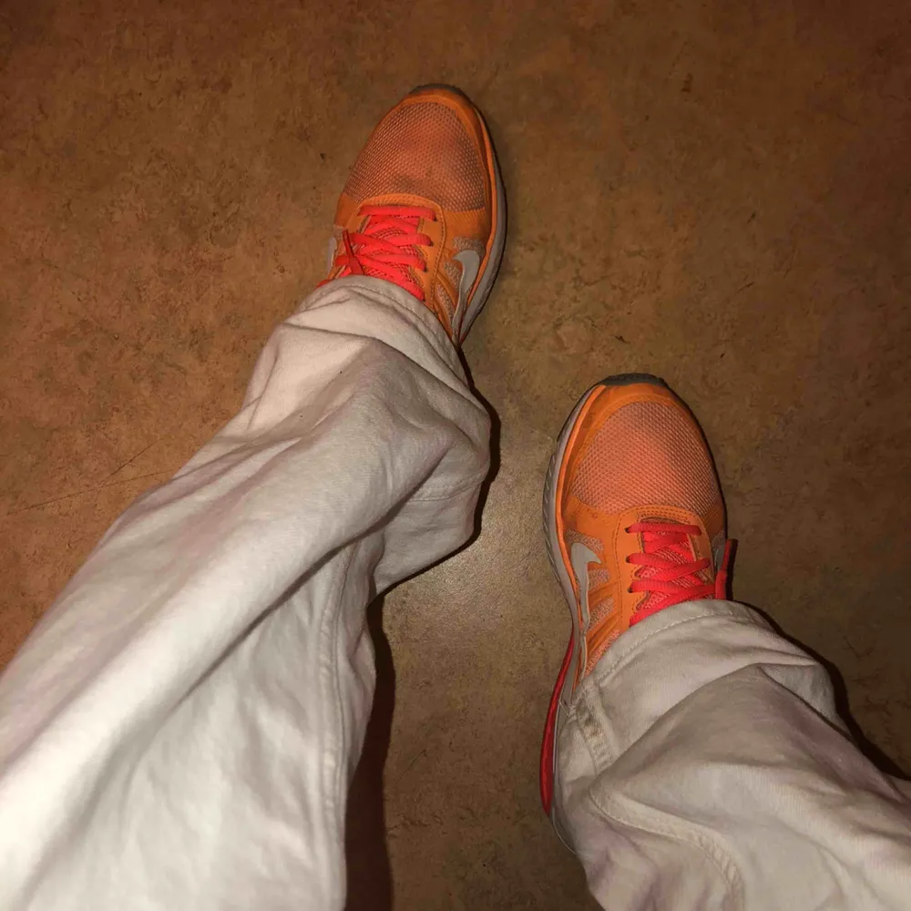 Nike Dart XII i . Supercoola orange skor. Påminner lite om dad shoes. Använda max 5 ggr. Har blivit mörka i hälen pga klistermärket. . Skor.