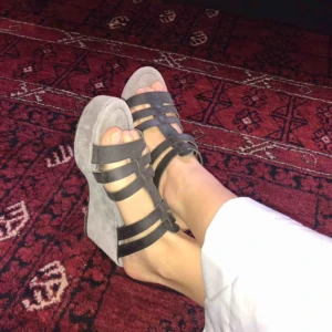  - Filippa k skor! Sandaler med klackar i bra skick, sparsamt använda. Grå platå med läderband i svart.