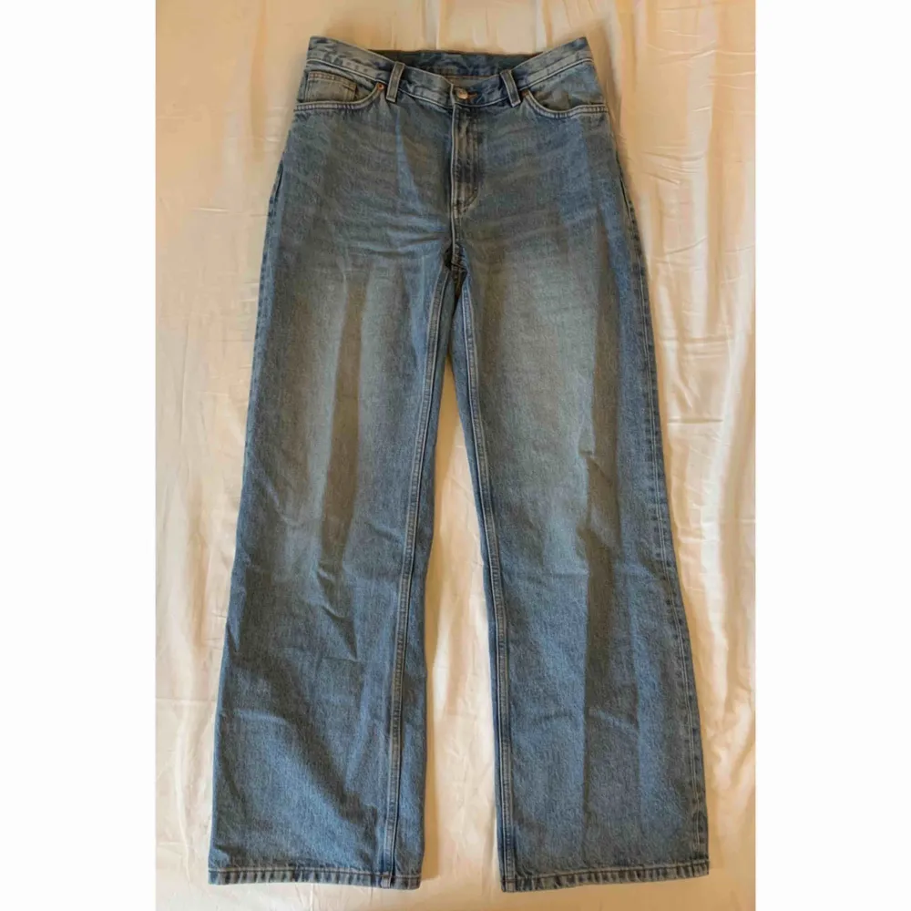 Oanvända och otvättade Yoko jeans från monki. Storlek 29/32. Säljer pga för små för mig.. Jeans & Byxor.