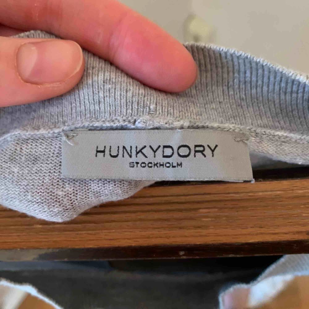 Fin, tunn grå tröja från Hunkydory. Använd men i fint skick! 😊. Tröjor & Koftor.