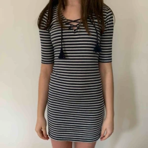  - Klänning från Hollister i stl s. Köparen står för frakten men kan mötas upp i Helsingborg.