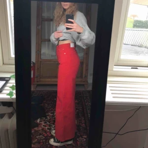  - Jag säljer dessa skitballa röda jeans ifrån Weekday, som endast är använda två gånger. 😆 Modellen heter Ace Love jeans och är i storlek W27 L32. Frakt tillkommer!!