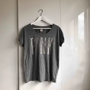 En grå oversize t-shirt från Victoria’s Secret PINK med print. Klassas tydligen som ”sleepwear” men jag har använt till vardags.   Väldigt mjuk och bekväm.   Portokostnad står köparen för. 