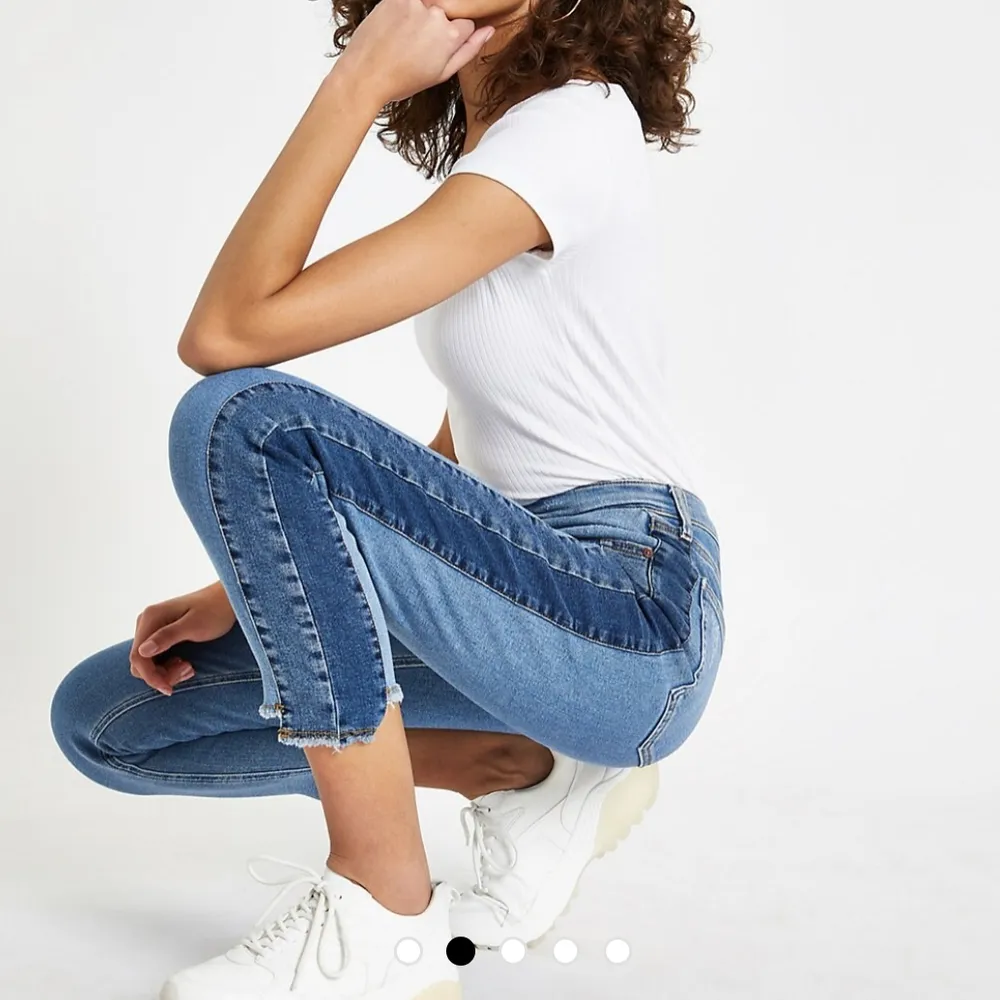 Såå snygga jeans som sitter jättefint, säljs på grund av att de inte kommer till användning tillräckligt :// FRAKT INGÅR!!💞💞. Jeans & Byxor.