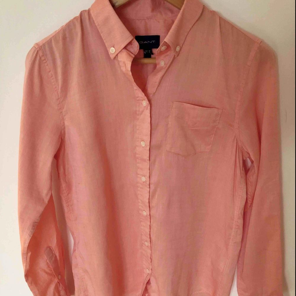 Gant skjorta i tunn Oxford kvalite! Så mjuk och fin. Och snygg färg till våren ⚡️ korall färg. Den är använd en gång endast.. Skjortor.