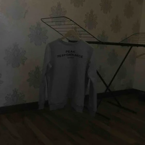  - En peak sweatshirt, mjukt material köpt på kidsbrandstore för 2 månader sen ,  Nypris 599 Frakten är inräknad i priset och sicket är som nytt! Har du fler frågor? Skriv till mig på meddelande Fraktar snabbt!