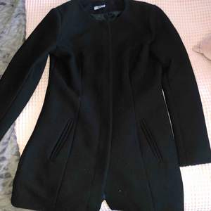 En svart snygg kappa från jaqueline de yong men köpt från nelly