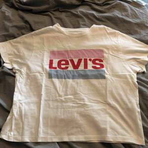 En Levis tröja som används lite men inga synliga tecken på att den är använd. 