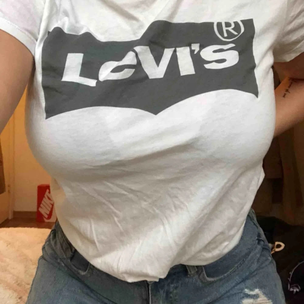 Fin Levi’s t-shirt. Sparsamt använd! Materialet är super skönt, speciellt till sommaren✨ Frakt ej inkluderad. T-shirts.