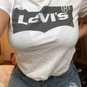 Fin Levi’s t-shirt. Sparsamt använd! Materialet är super skönt, speciellt till sommaren✨ Frakt ej inkluderad