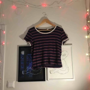  - Megamysig t-shirt från H&M i stretchigt tyg. Marinblåa, röda och vita ränder med vita detaljer🤍 Kan mötas upp i Sthlm eller skicka (frakt ej inkl)! Kram