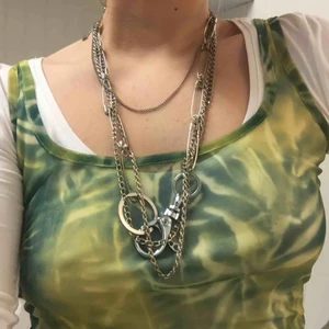  - Två smycken på bilden. Ena är tre tunna kedjor i olika längder, 99kr. Den sista är handgjord, med säkerhetsnålar runt hela 129kr. Frakten kommer på 22kr extra per smycke. 