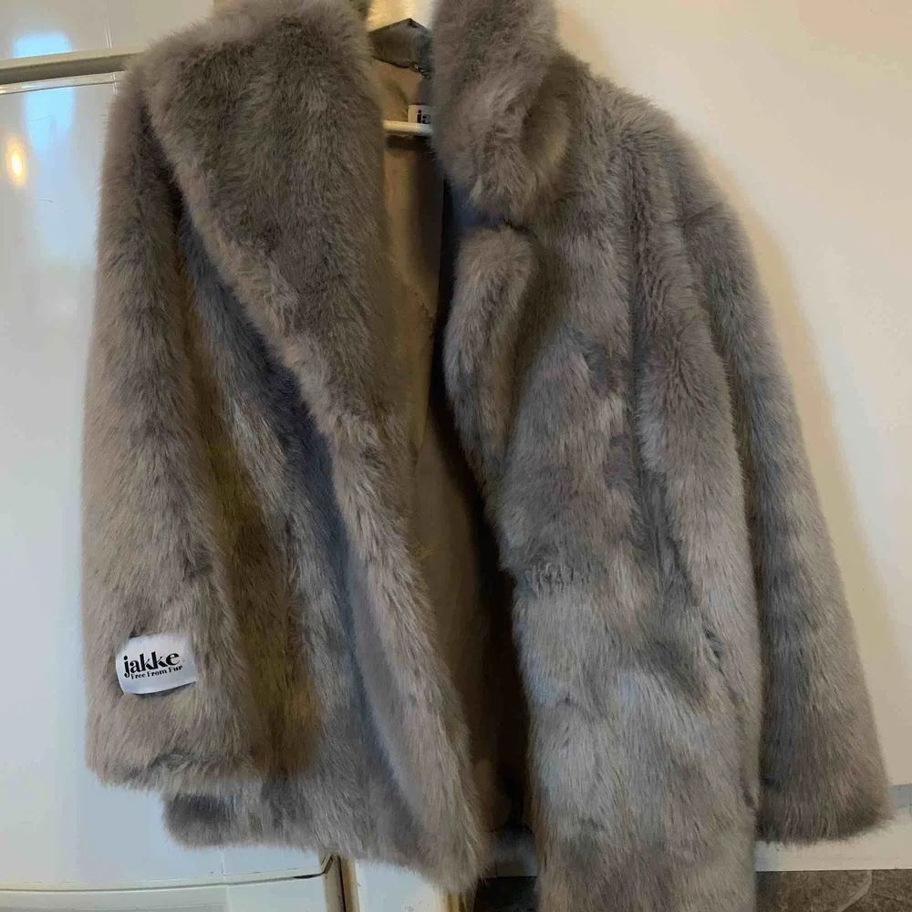 Skitsnygg grå jakke kappa köpt för 1500 på zalando förra året jättevarm och skön. Fake fur och använd några gånger men i superbra skick, frakt är inkl.. Jackor.