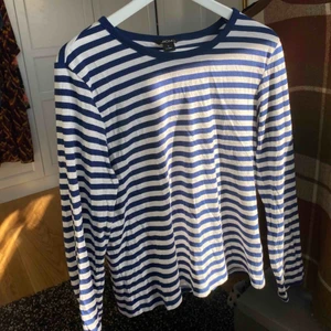  - Superfin blårandig tröja från monki! Jätteskönt och mjukt material. Knappt använd💖 Möts gärna upp i Stockholm annars står köparen för frakten! 