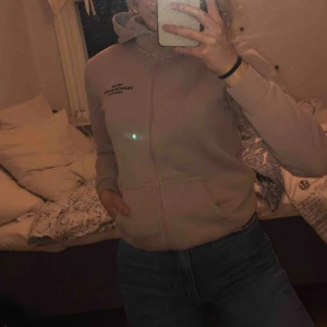  - Storleken är 160 men passar mig som vanligtvis bär xs och S. Fräsch helt hel rosa huvtröja från Peak Performance köpt från Kidsbrandstore som inte längre kommer till användning.. Priset är diskuterbart. Kan mötas upp i Uppsala annars tillkommer frakt. 💗